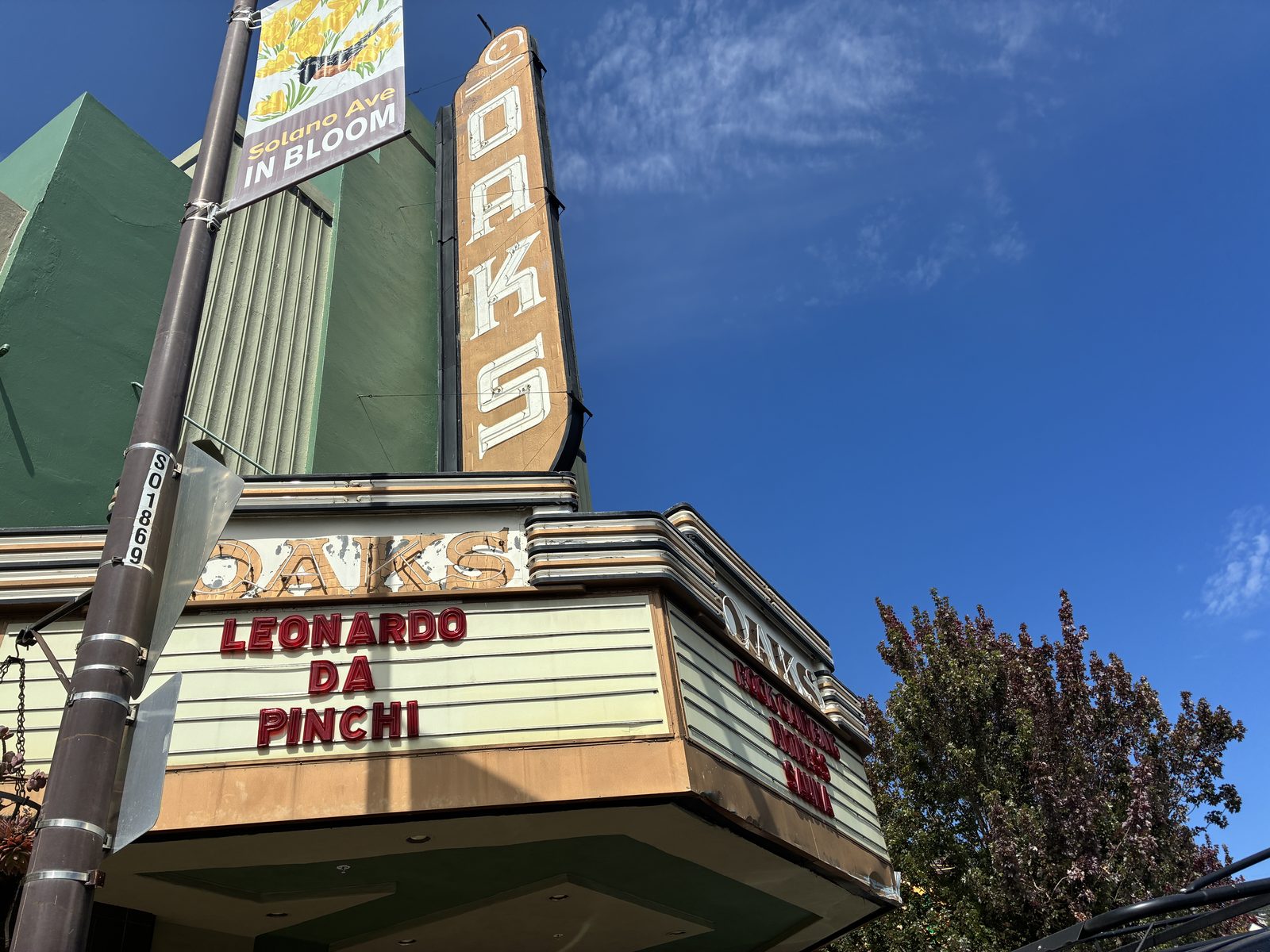 The Oaks Theater marquee, its letters reading Leonardo da Pinchi